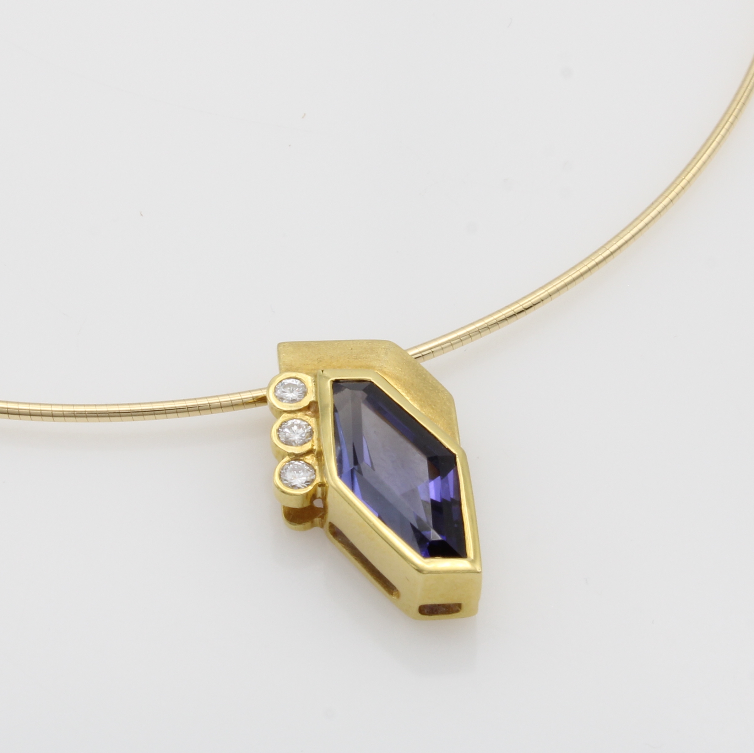 Image 27040884 - Anhänger mit Tansanit und Brillanten an Omegareif, GG 750/000, z.T. matt., sechseckiger ...