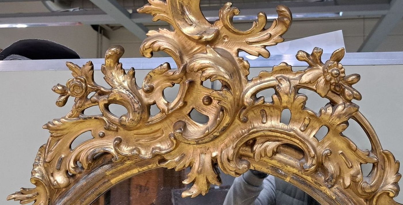 Detail b: Großer Wandspiegel im Rokokostil, 19.Jh., Holz und Stuck üppig dekoriert, mit großen Amoretten. in gold gefaßt, ca. 148 x 75 cm, EZ 2