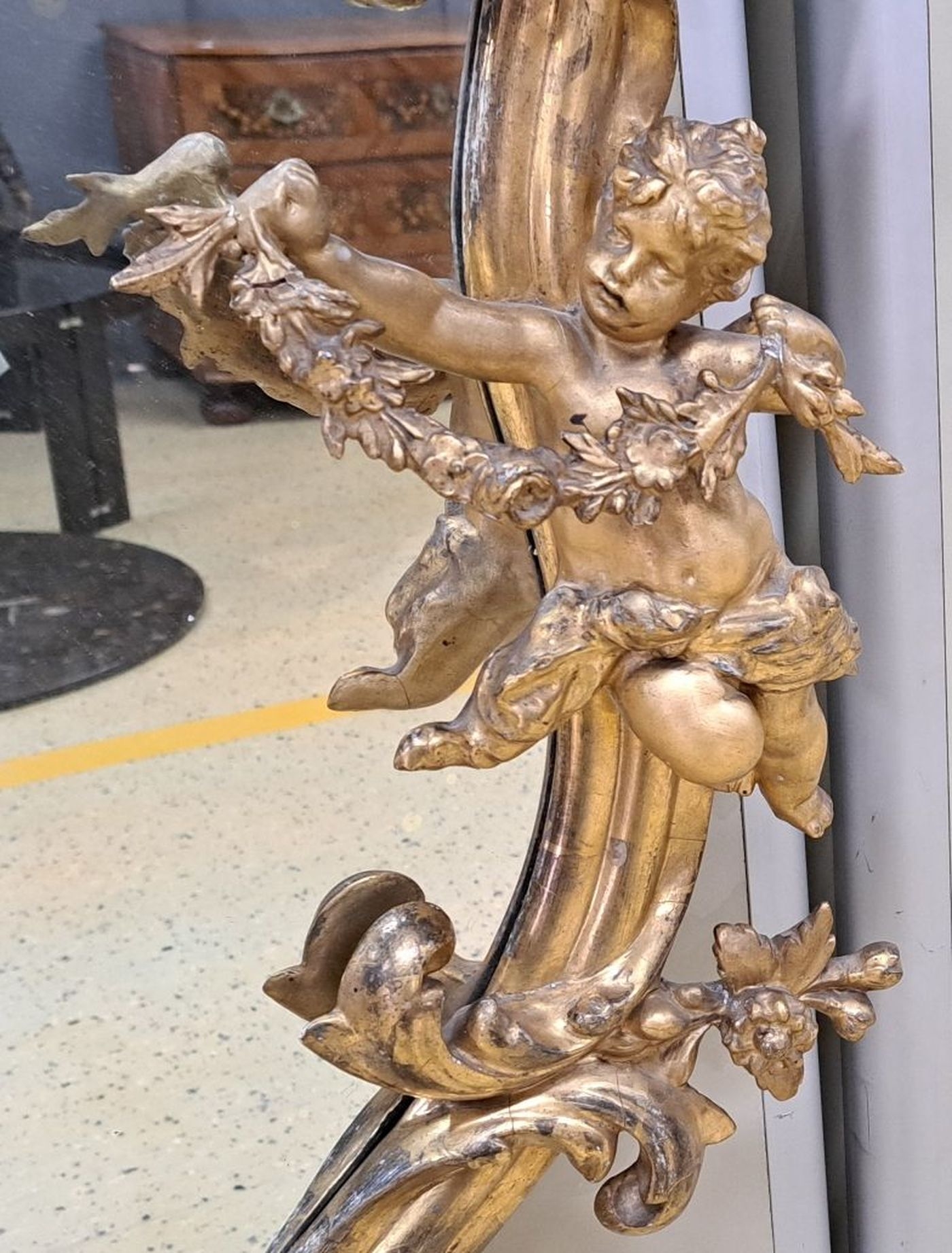 Detail c: Großer Wandspiegel im Rokokostil, 19.Jh., Holz und Stuck üppig dekoriert, mit großen Amoretten. in gold gefaßt, ca. 148 x 75 cm, EZ 2