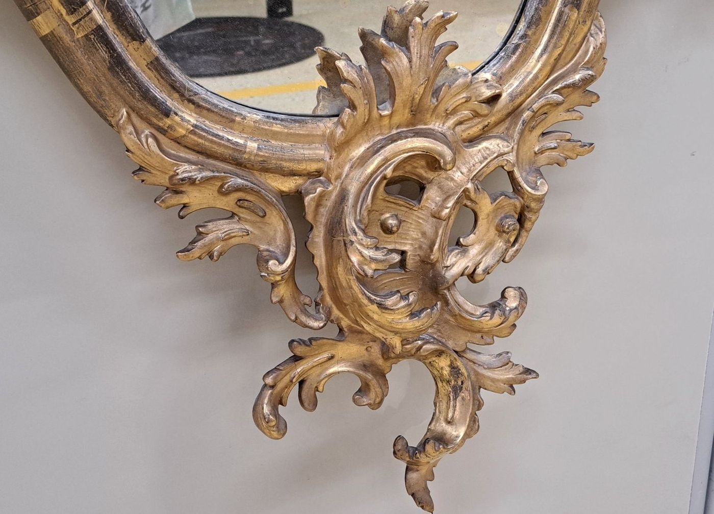 Detail d: Großer Wandspiegel im Rokokostil, 19.Jh., Holz und Stuck üppig dekoriert, mit großen Amoretten. in gold gefaßt, ca. 148 x 75 cm, EZ 2
