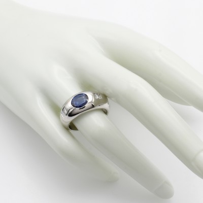 27040800b - Bandring mit Saphir und Diamanten, WG 750/ 000, ovaler Saphir ca. 1.6 ct, 6 Diam. im ...
