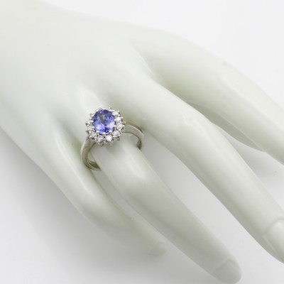 27040810b - Ring mit Tansanit und Diamanten, WG 585/000, ovaler Tansanit ca. 2 ct umgeben v. ...