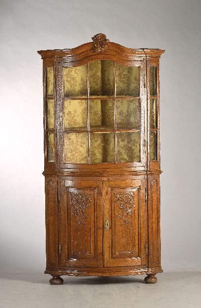 27040829a - Barock-Eckvitrine, um 1760, Eiche massiv, zweitürig, Unterteil kassettiert, aufwendige ...