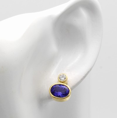 27040834a - Paar Ohrstecker mit Tansaniten und Brillanten, GG 585/000, 2 ovale Tansanite zus. ca. ...