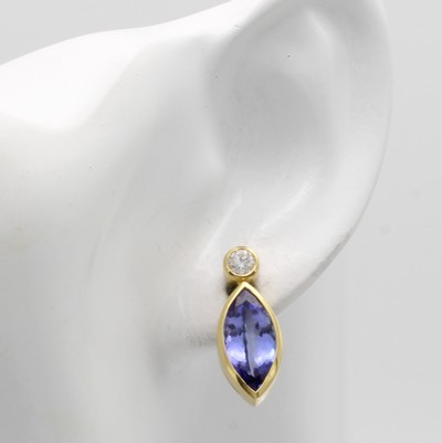 27040835a - Paar Ohrstecker mit Tansaniten und Brillanten, GG 750/000, 2 navettef. Tansanite zus. ...