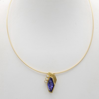 27040884a - Anhänger mit Tansanit und Brillanten an Omegareif, GG 750/000, z.T. matt., sechseckiger ...