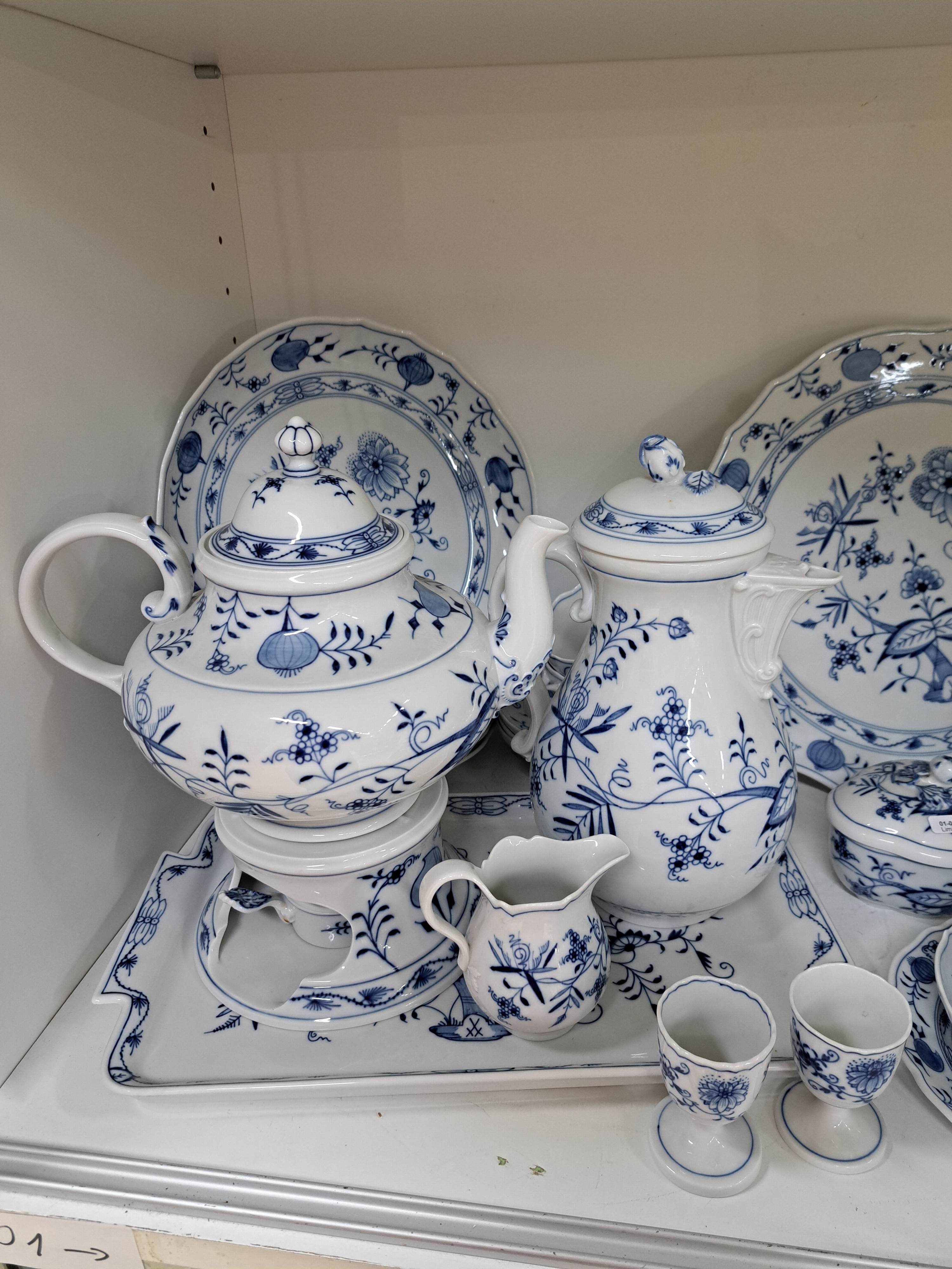 Detail a: Kaffeeservice, Meissen, Zwiebelmuster, für 6 Personen, Kaffeekanne, 2 Zuckerdosen, Milchkännchen, kl. Tablett, rechteckiges Tablett, Tortenplatte, ...