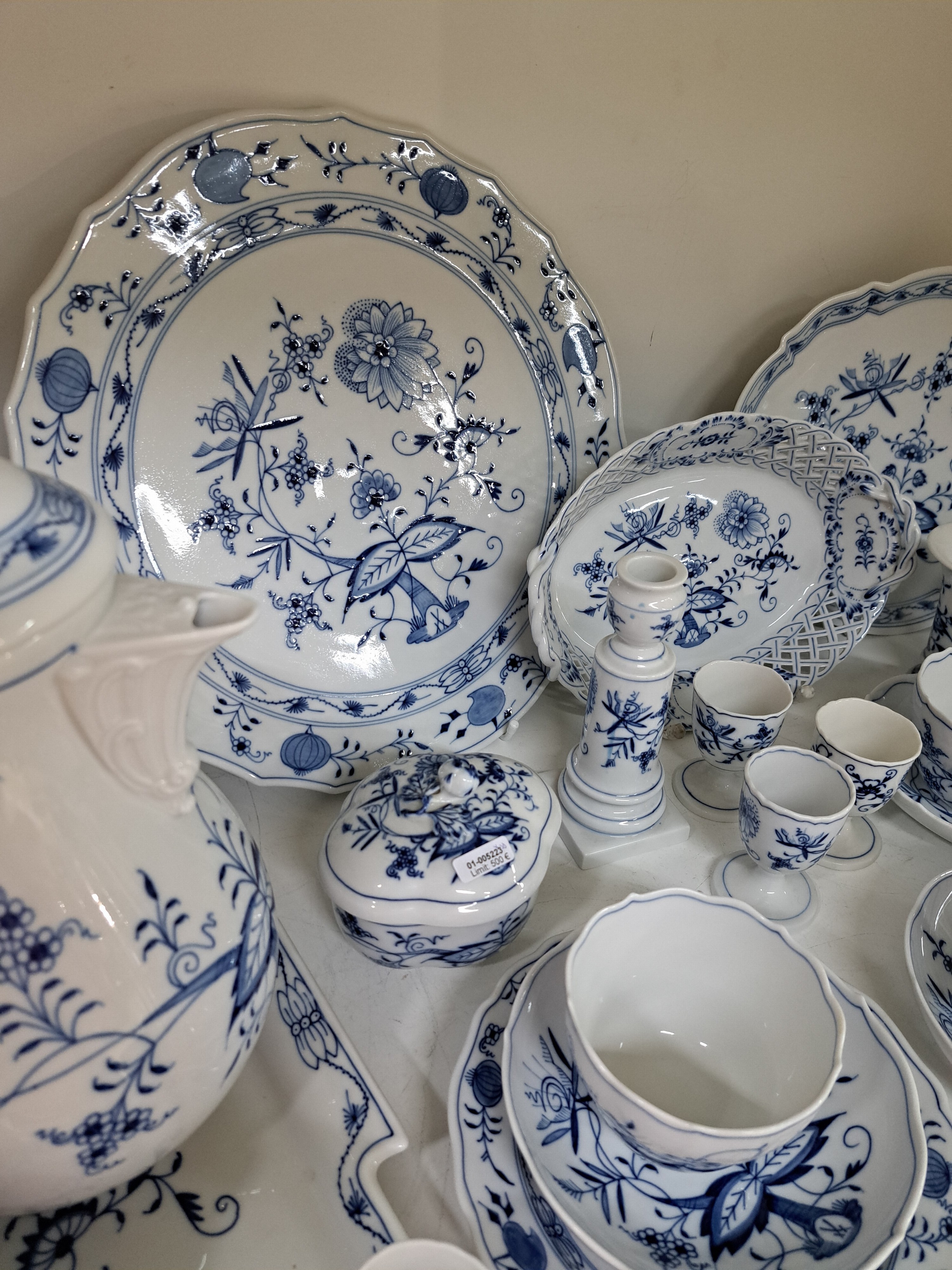 Detail b: Kaffeeservice, Meissen, Zwiebelmuster, für 6 Personen, Kaffeekanne, 2 Zuckerdosen, Milchkännchen, kl. Tablett, rechteckiges Tablett, Tortenplatte, ...