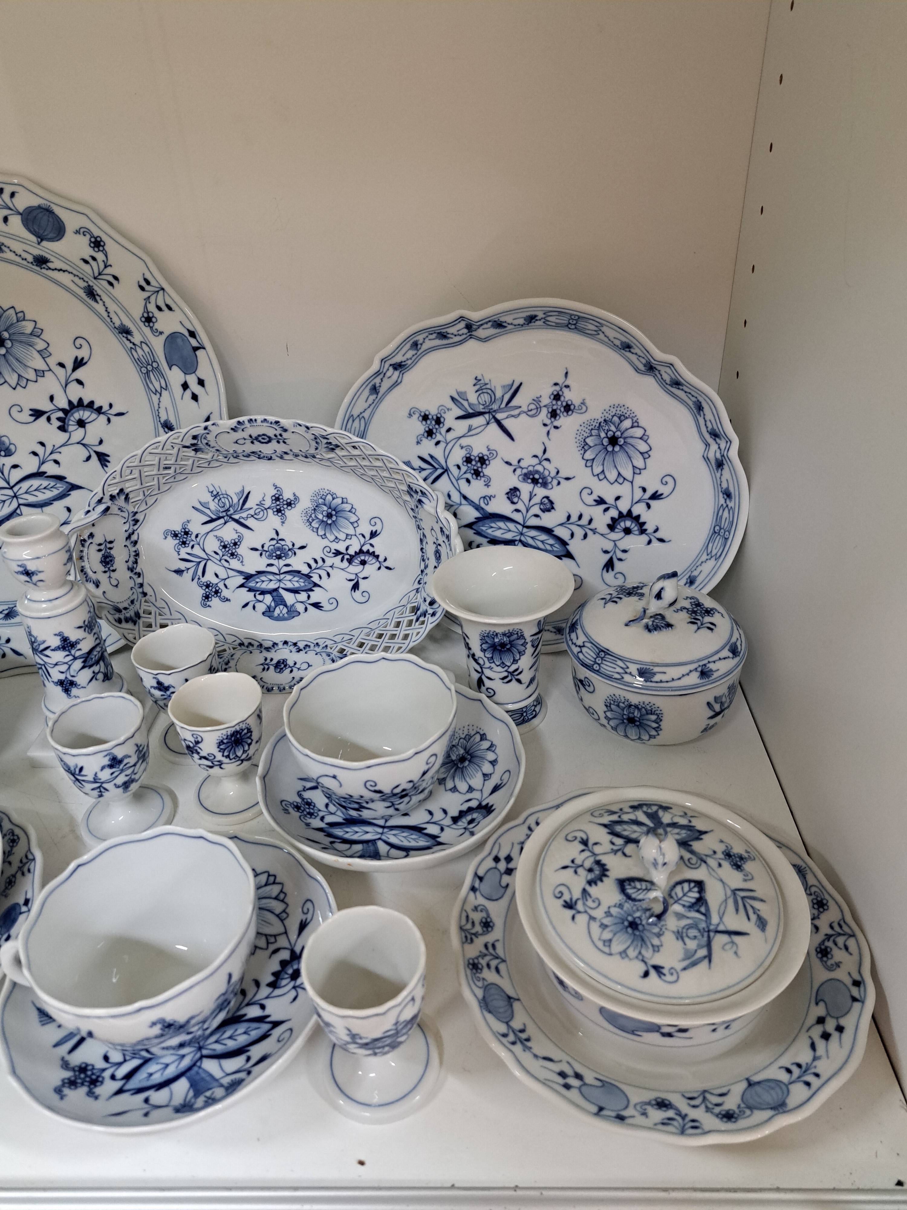 Detail c: Kaffeeservice, Meissen, Zwiebelmuster, für 6 Personen, Kaffeekanne, 2 Zuckerdosen, Milchkännchen, kl. Tablett, rechteckiges Tablett, Tortenplatte, ...