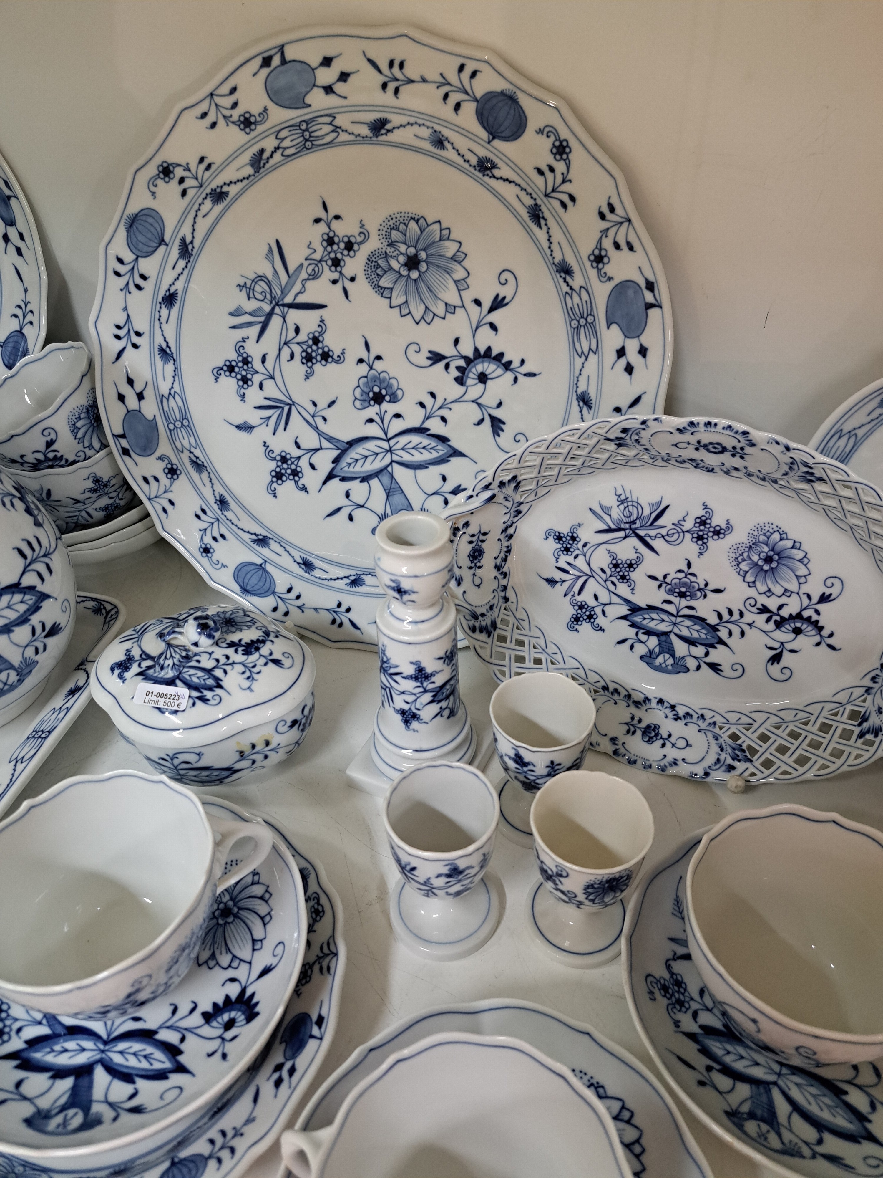 Detail d: Kaffeeservice, Meissen, Zwiebelmuster, für 6 Personen, Kaffeekanne, 2 Zuckerdosen, Milchkännchen, kl. Tablett, rechteckiges Tablett, Tortenplatte, ...