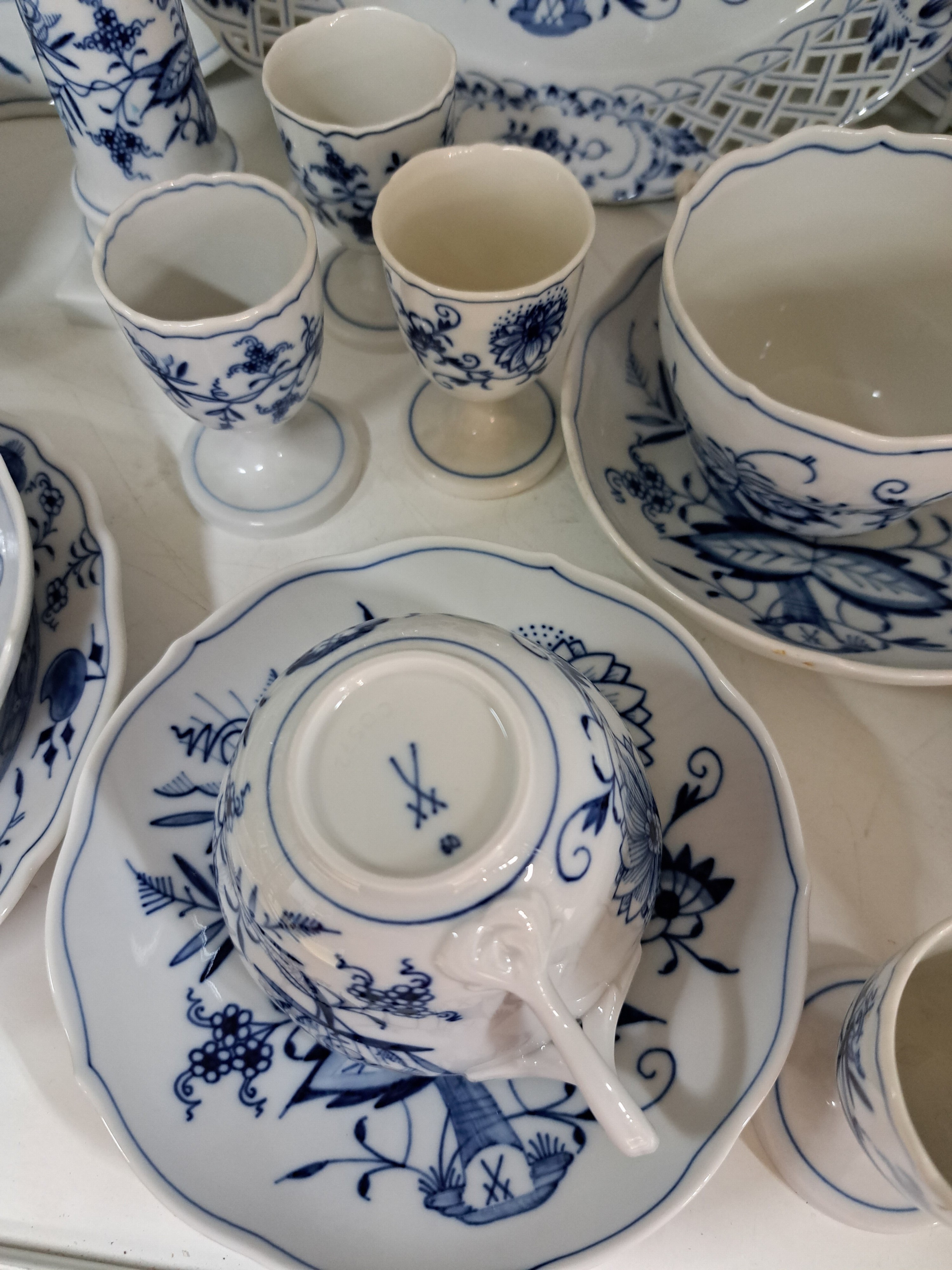 Detail e: Kaffeeservice, Meissen, Zwiebelmuster, für 6 Personen, Kaffeekanne, 2 Zuckerdosen, Milchkännchen, kl. Tablett, rechteckiges Tablett, Tortenplatte, ...