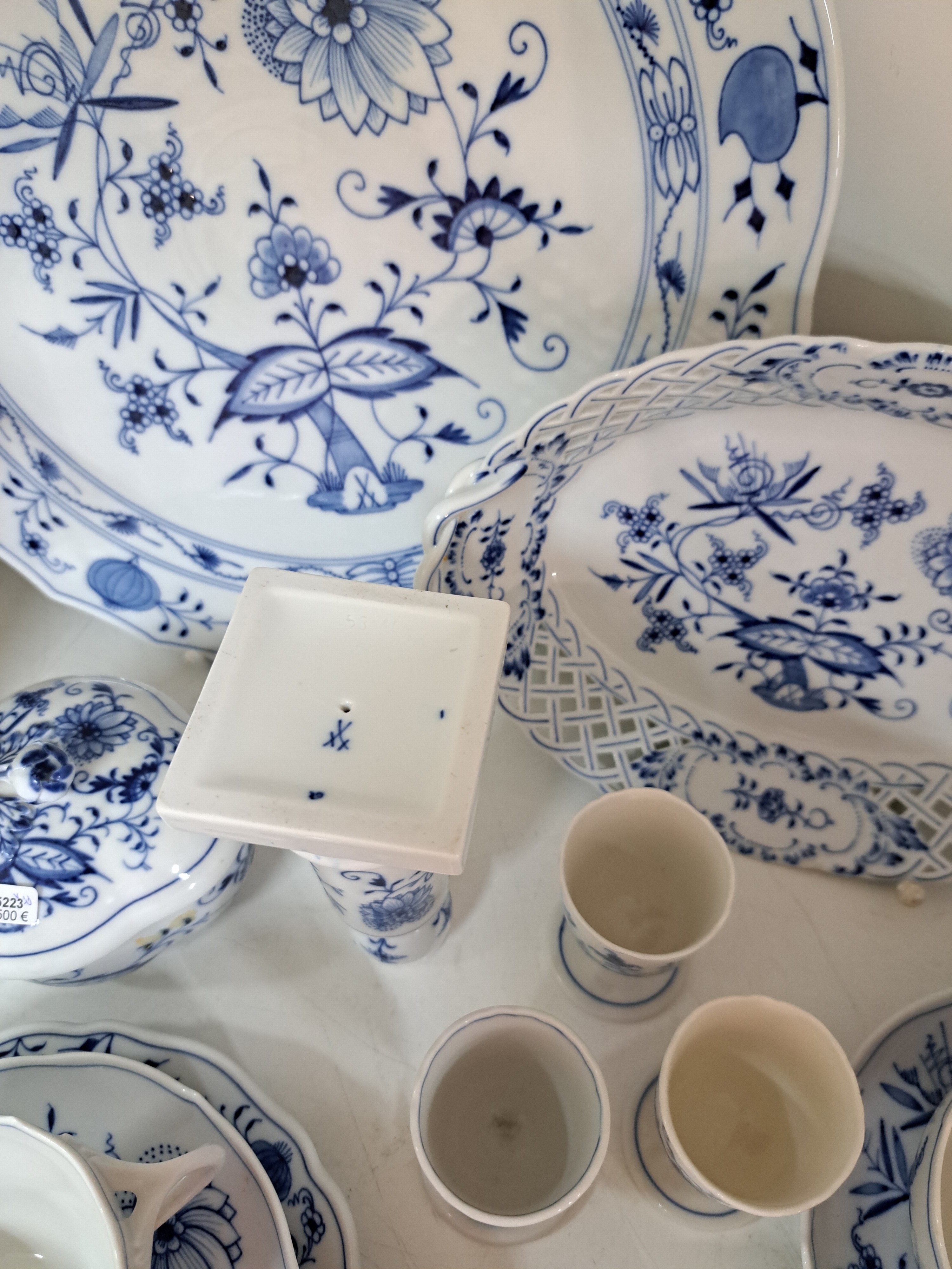 Detail f: Kaffeeservice, Meissen, Zwiebelmuster, für 6 Personen, Kaffeekanne, 2 Zuckerdosen, Milchkännchen, kl. Tablett, rechteckiges Tablett, Tortenplatte, ...