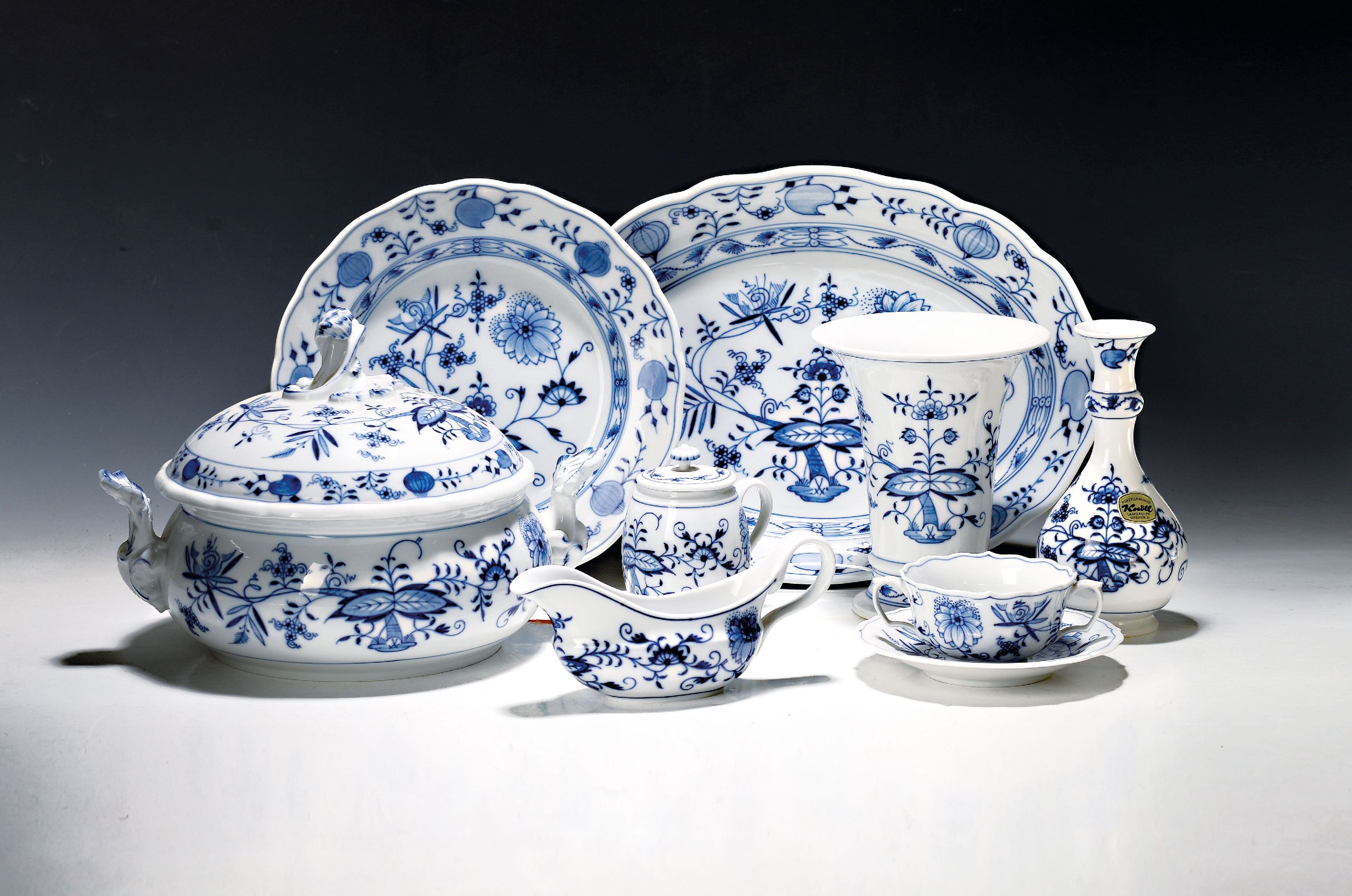 Image 27040938 - Tafelservice, Meissen, 20. Jh., Zwiebelmuster, 6 Menueteller, 6 Suppenteller, 2 ...