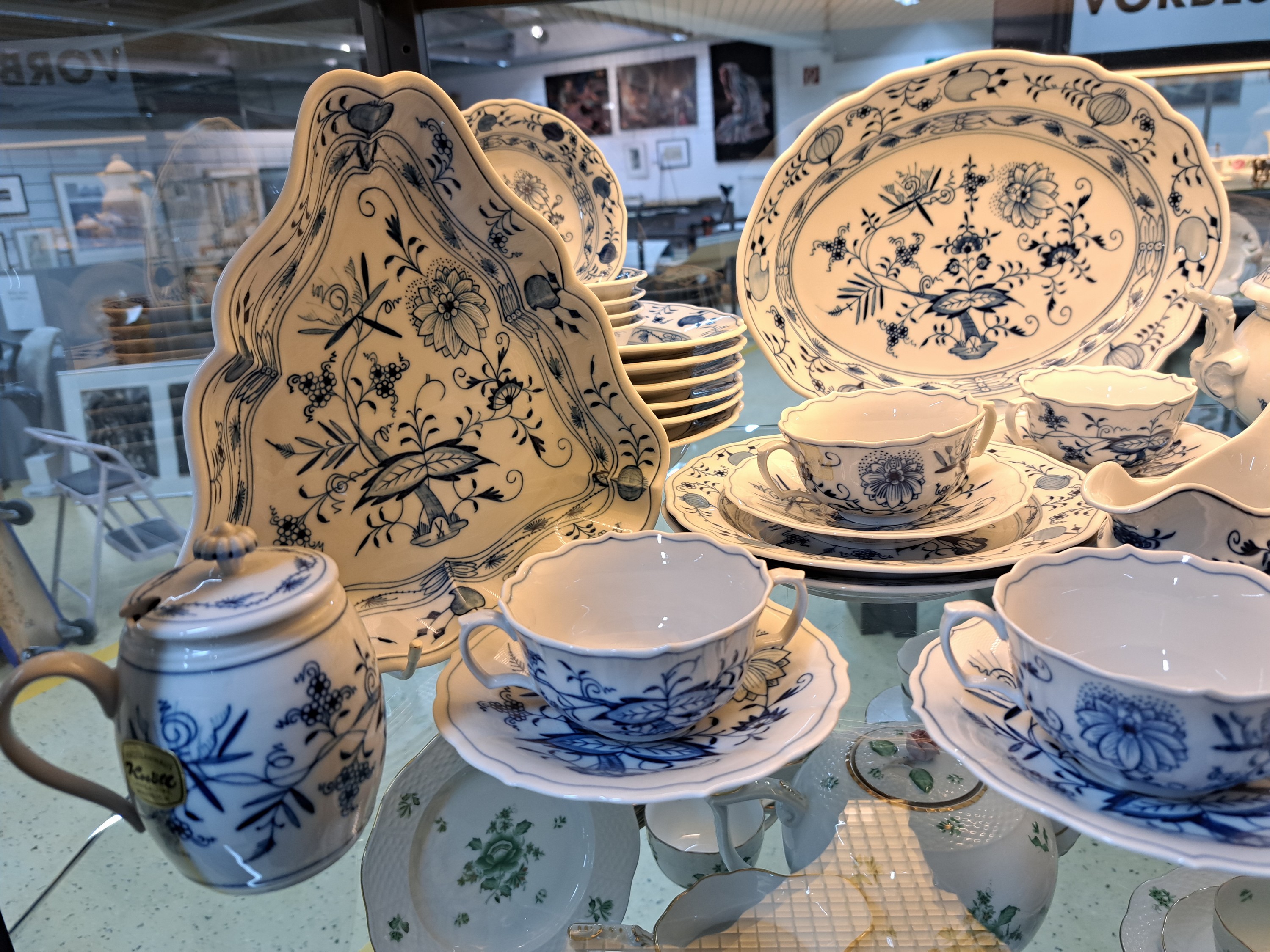 Detail a: Tafelservice, Meissen, 20. Jh., Zwiebelmuster, 6 Menueteller, 6 Suppenteller, 2 Abendbrotteller, 6 Suppentassen mit Untertassen, Deckelschüssel, ...