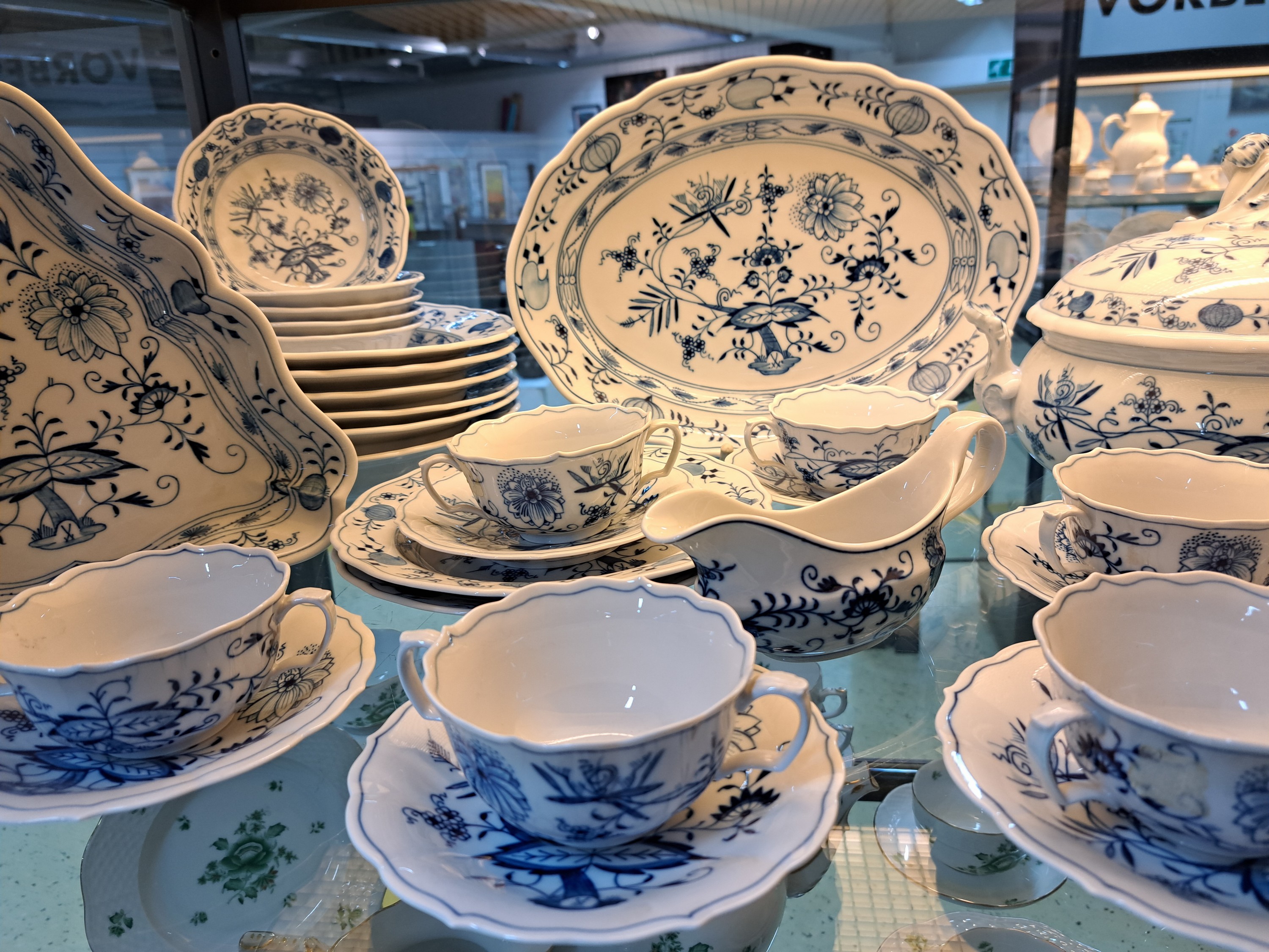 Detail b: Tafelservice, Meissen, 20. Jh., Zwiebelmuster, 6 Menueteller, 6 Suppenteller, 2 Abendbrotteller, 6 Suppentassen mit Untertassen, Deckelschüssel, ...