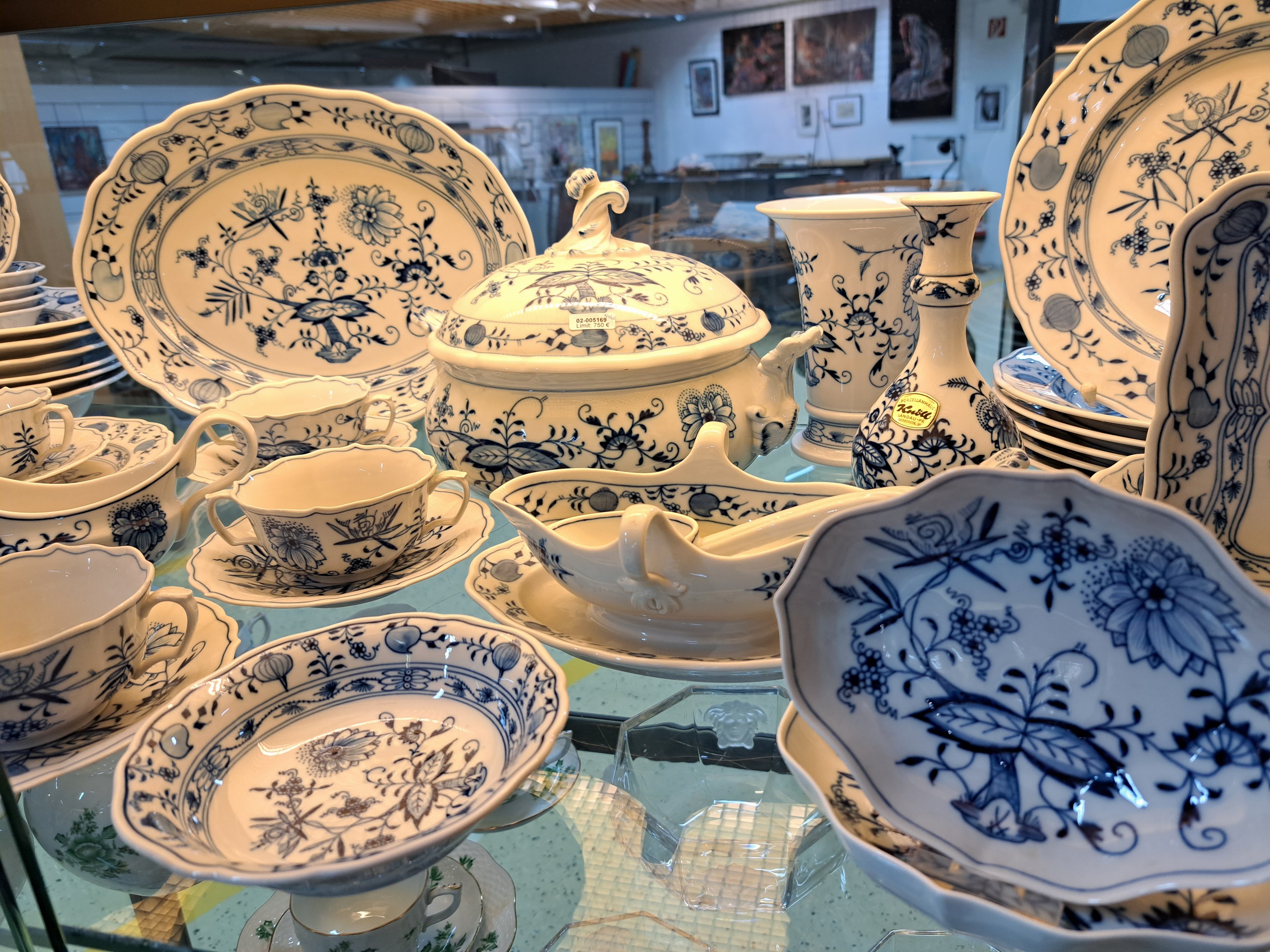 Detail c: Tafelservice, Meissen, 20. Jh., Zwiebelmuster, 6 Menueteller, 6 Suppenteller, 2 Abendbrotteller, 6 Suppentassen mit Untertassen, Deckelschüssel, ...