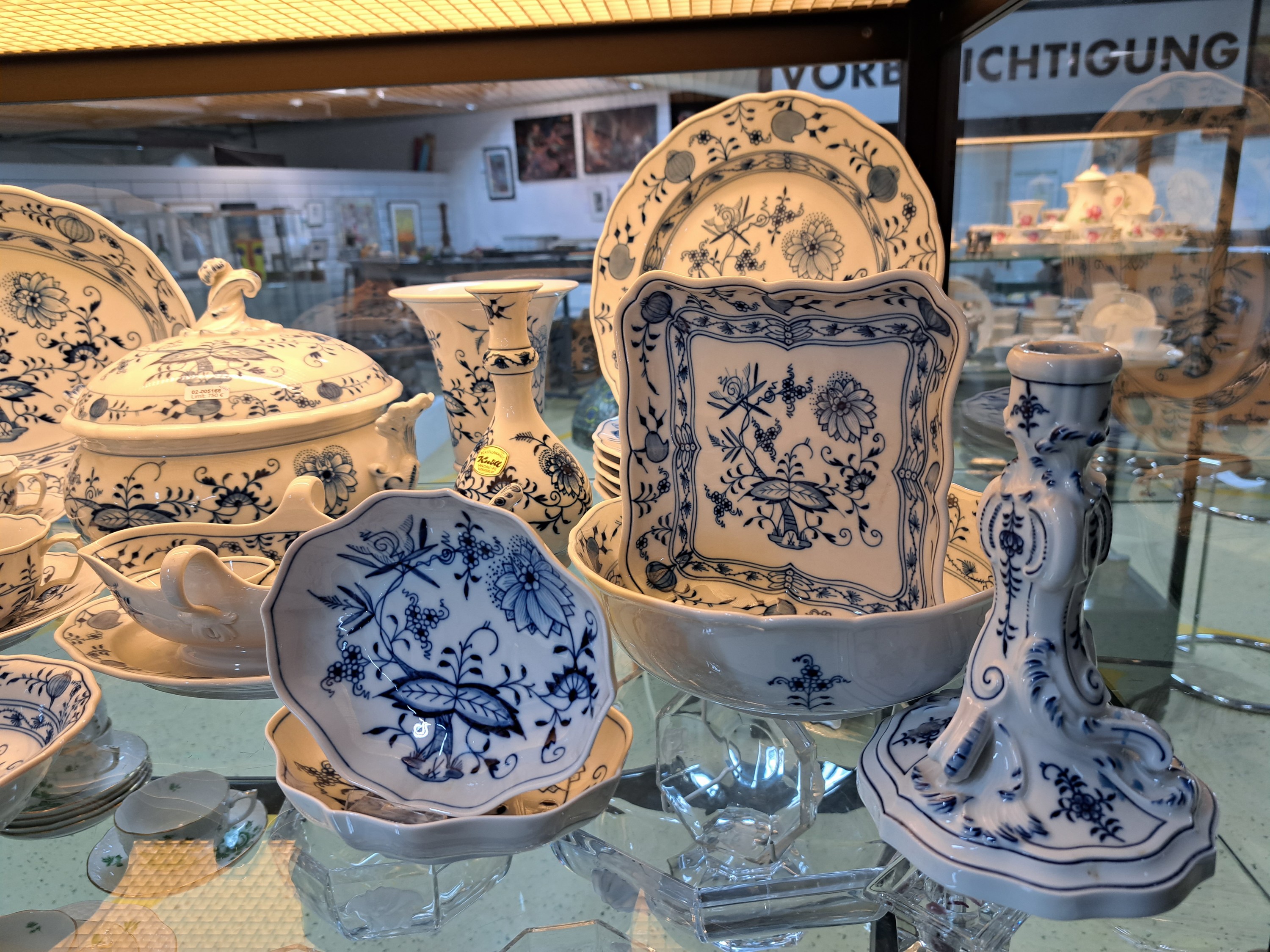 Detail d: Tafelservice, Meissen, 20. Jh., Zwiebelmuster, 6 Menueteller, 6 Suppenteller, 2 Abendbrotteller, 6 Suppentassen mit Untertassen, Deckelschüssel, ...