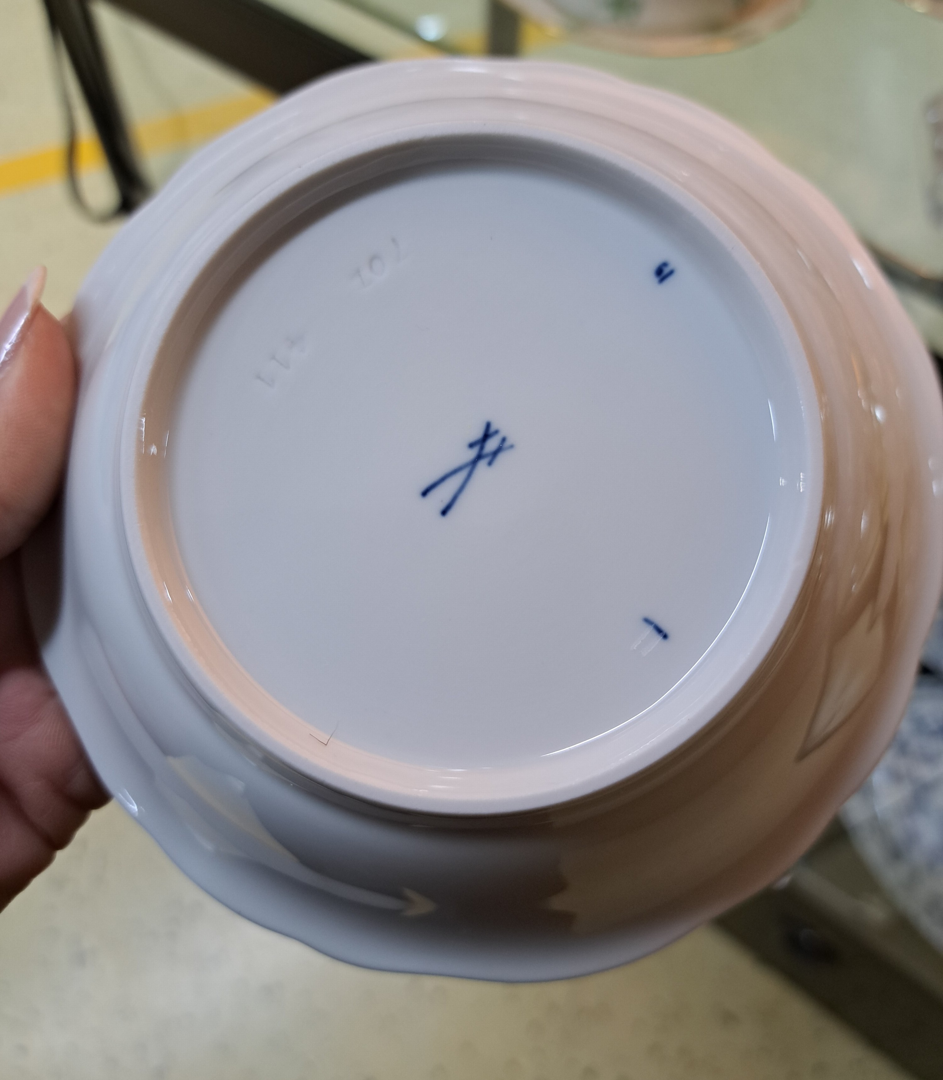 Detail e: Tafelservice, Meissen, 20. Jh., Zwiebelmuster, 6 Menueteller, 6 Suppenteller, 2 Abendbrotteller, 6 Suppentassen mit Untertassen, Deckelschüssel, ...