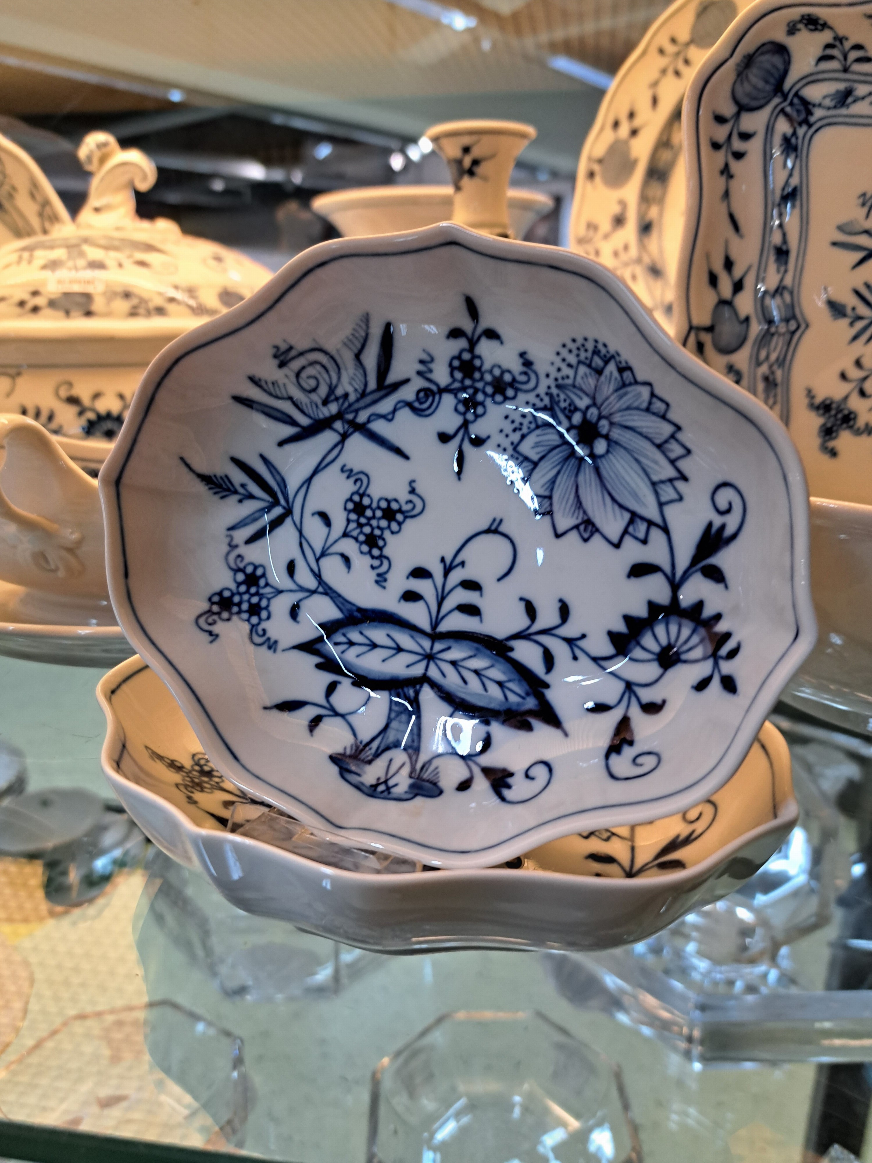 Detail f: Tafelservice, Meissen, 20. Jh., Zwiebelmuster, 6 Menueteller, 6 Suppenteller, 2 Abendbrotteller, 6 Suppentassen mit Untertassen, Deckelschüssel, ...