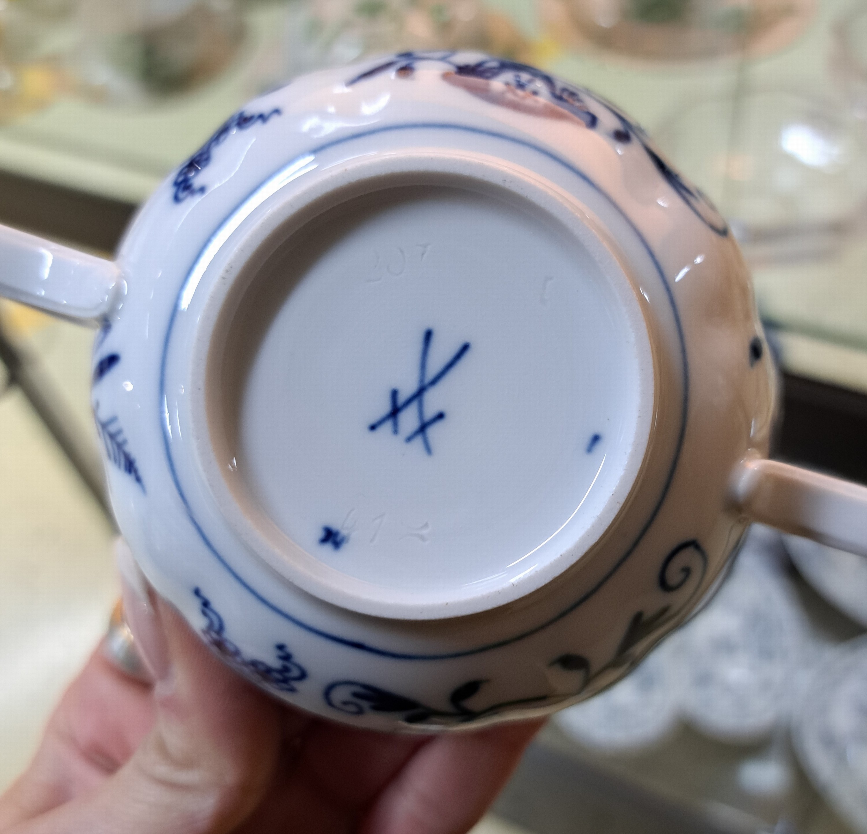 Detail g: Tafelservice, Meissen, 20. Jh., Zwiebelmuster, 6 Menueteller, 6 Suppenteller, 2 Abendbrotteller, 6 Suppentassen mit Untertassen, Deckelschüssel, ...