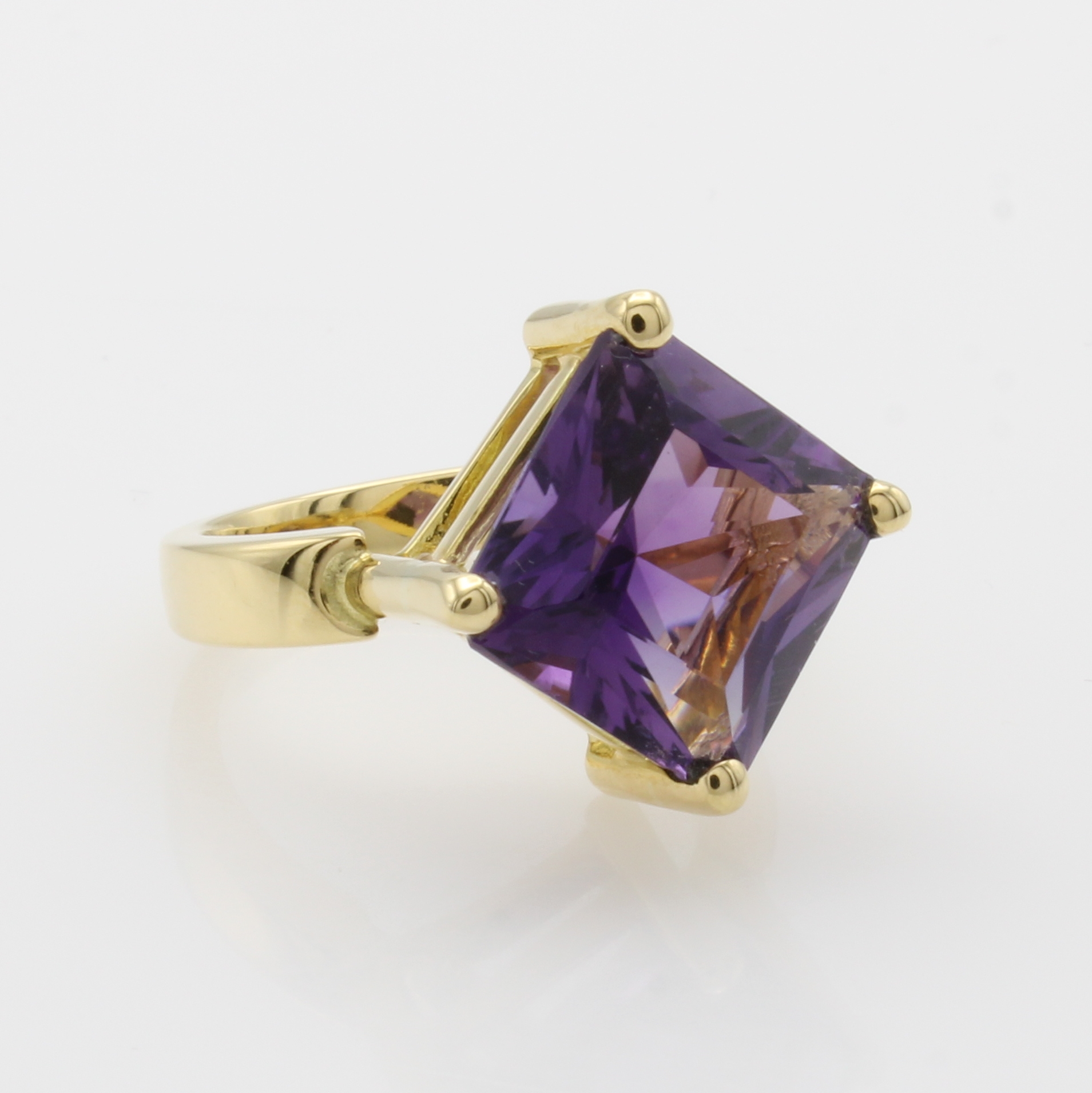 Image 27040939 - Ring mit Amethyst, GG 585/000, Amethyst- carrée in Krappenfassung ca. 13 ct, RW ca. 54 ...