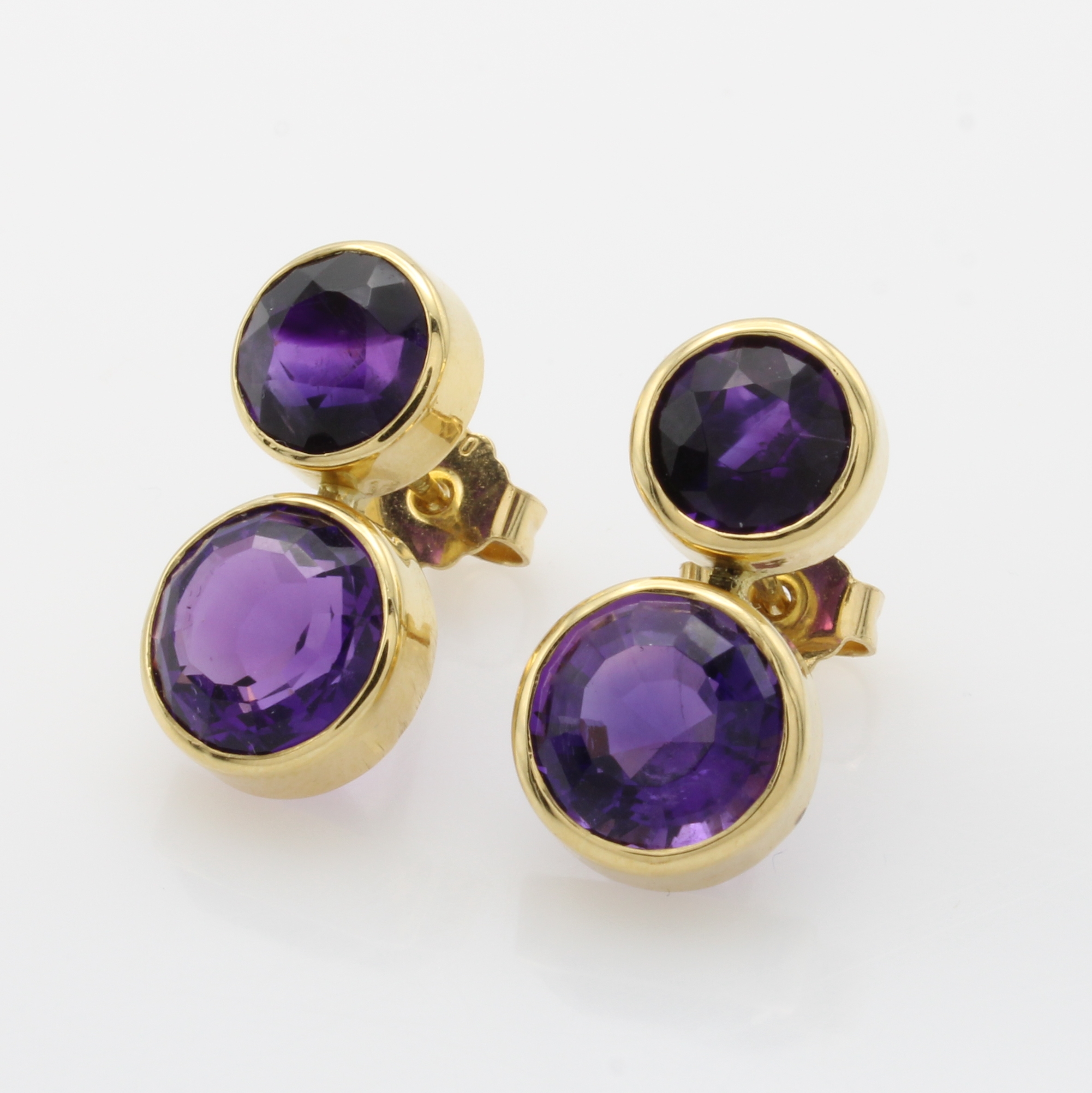 Image 27040951 - Paar Ohrstecker mit Amethysten, GG 750/000, 4 runde Amethyste in glatten Fassungen zus. ...