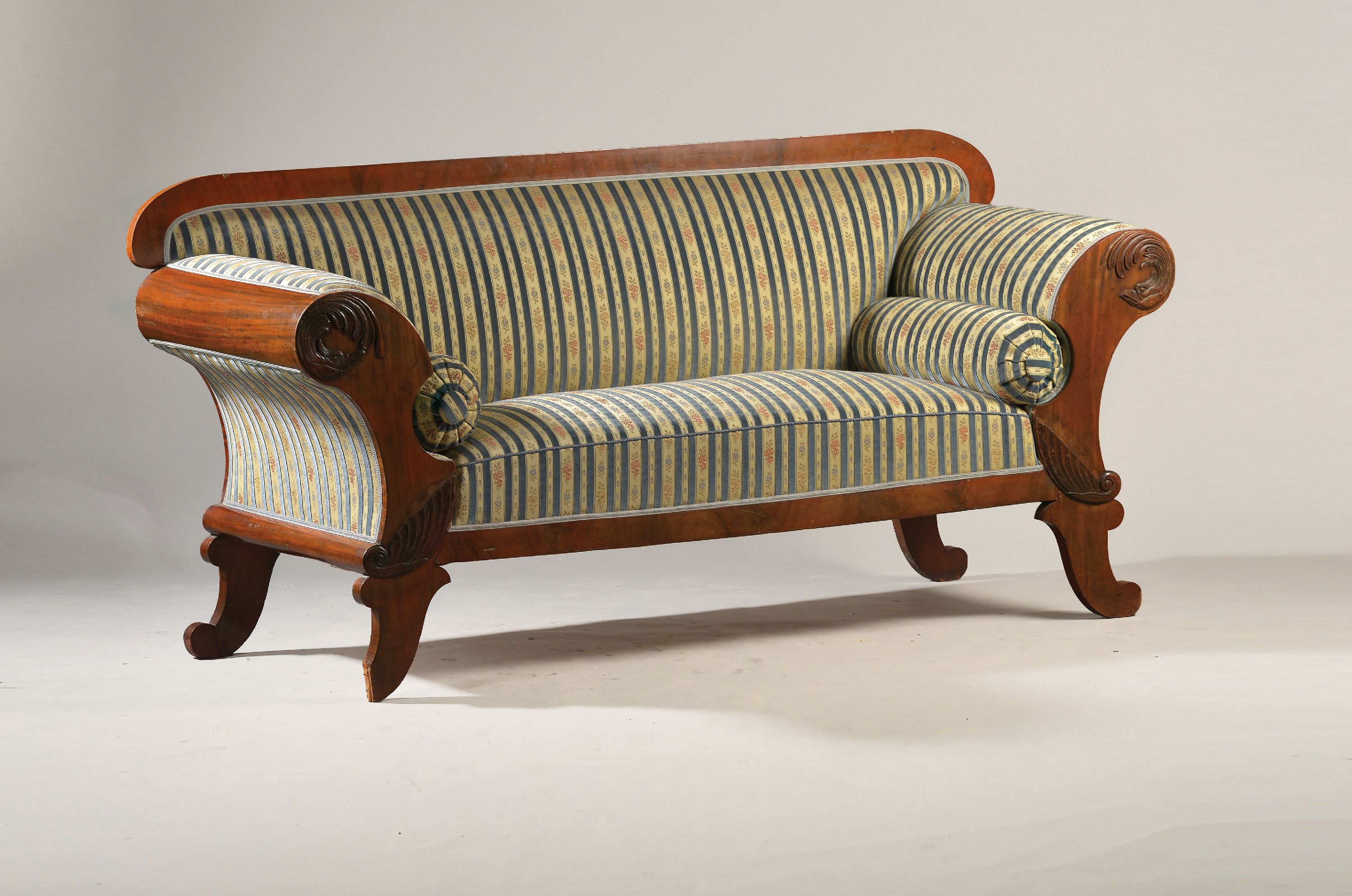 Image 27040958 - Biedermeier Sofa, um 1840, Mahagonifurnier, gepolstert und bezogen, aufgelegte ...