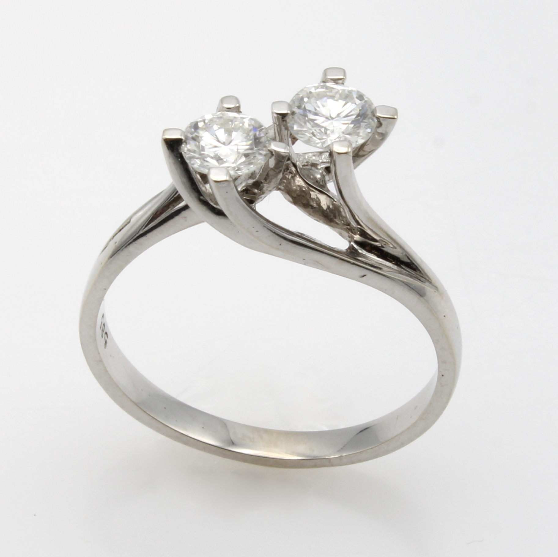 Image 27040966 - Ring mit Brillanten, WG 585/000, 2 Brill. zus. ca. 0.64 ct feines Weiß/si-p, RW ca. 54 ...