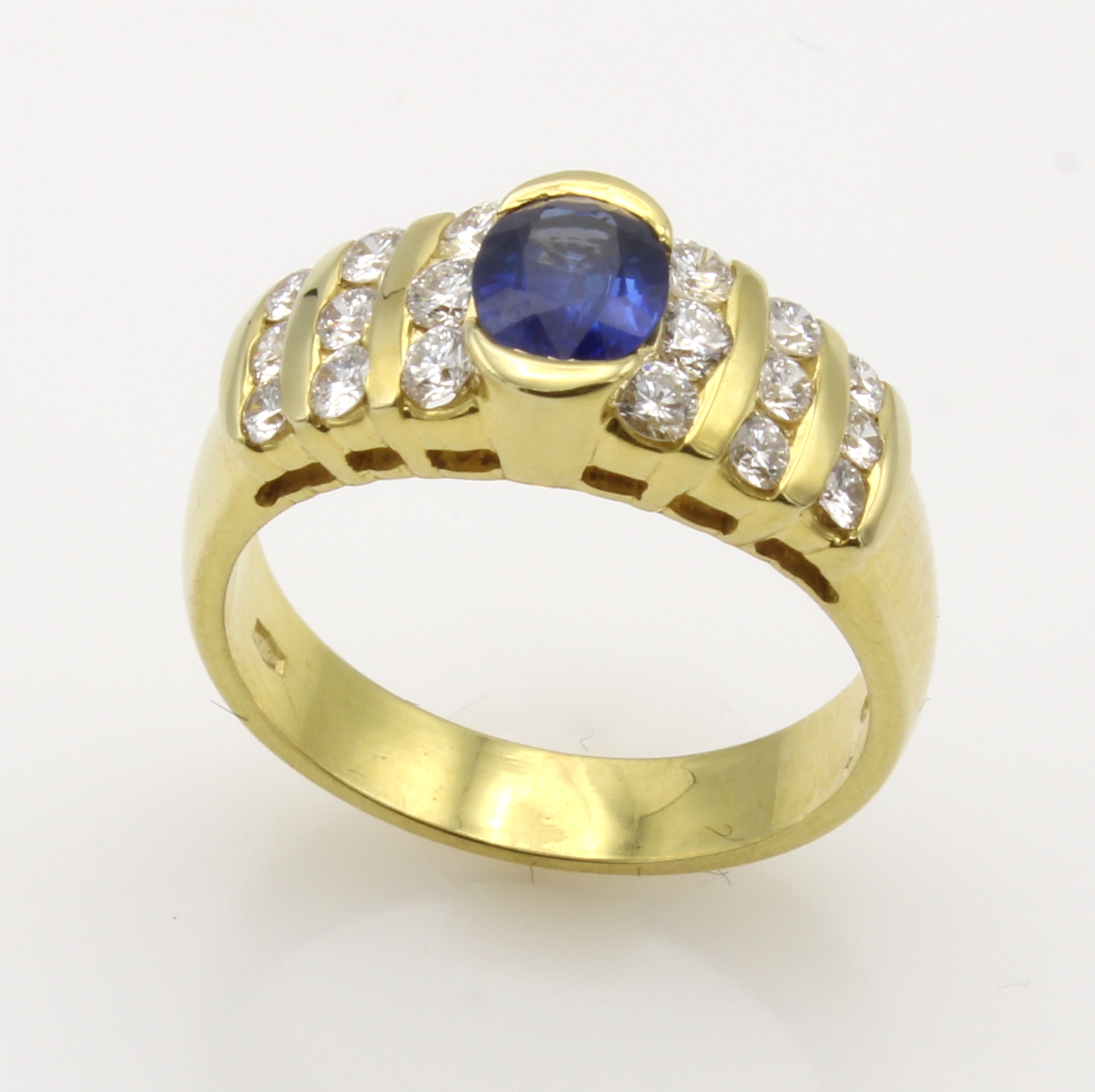 Image 27040983 - Ring mit Saphir und Brillanten, GG 750/000, ovaler Saphir ca. 0.83 ct, 18 Brill. zus. ...
