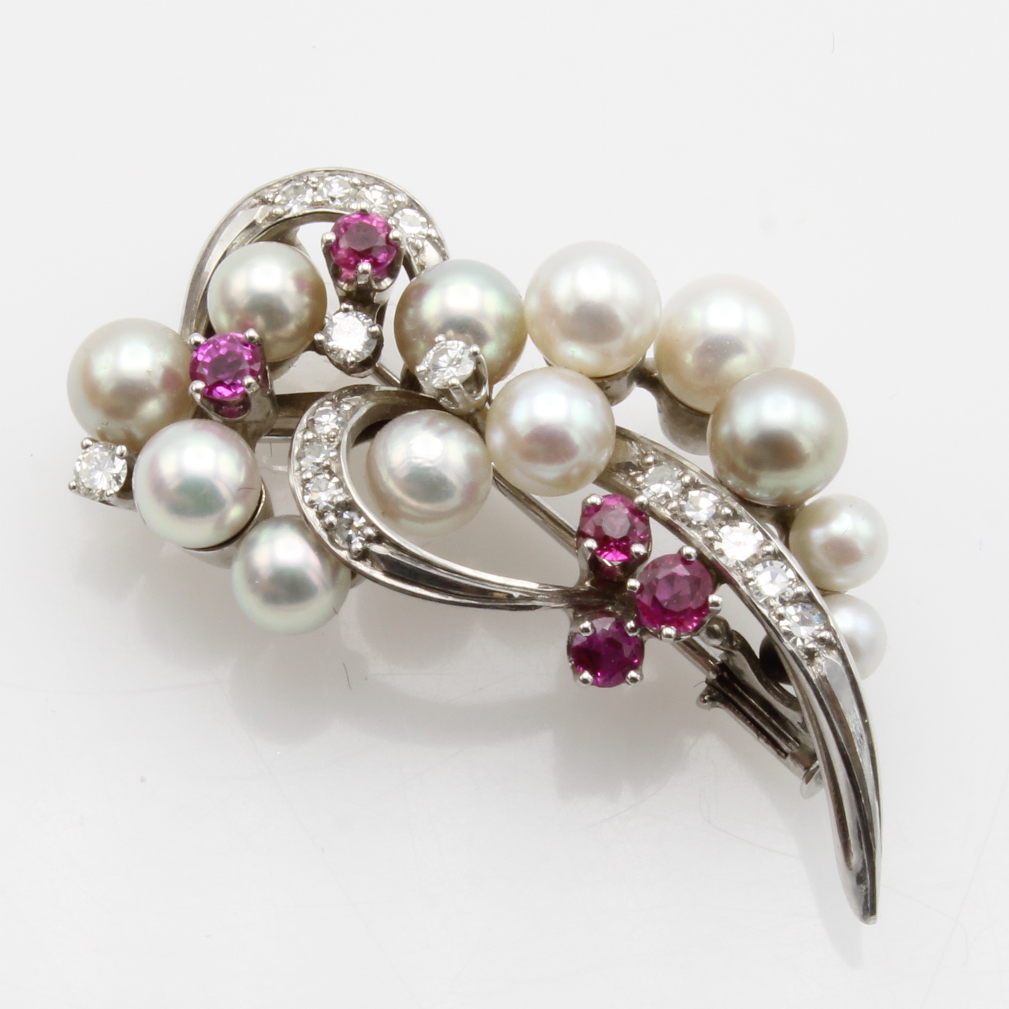 Image 27040992 - Brosche mit Akoyazuchtperlen, Rubinen und Brillanten, WG 750/000, 12 Perlen v. l. ...