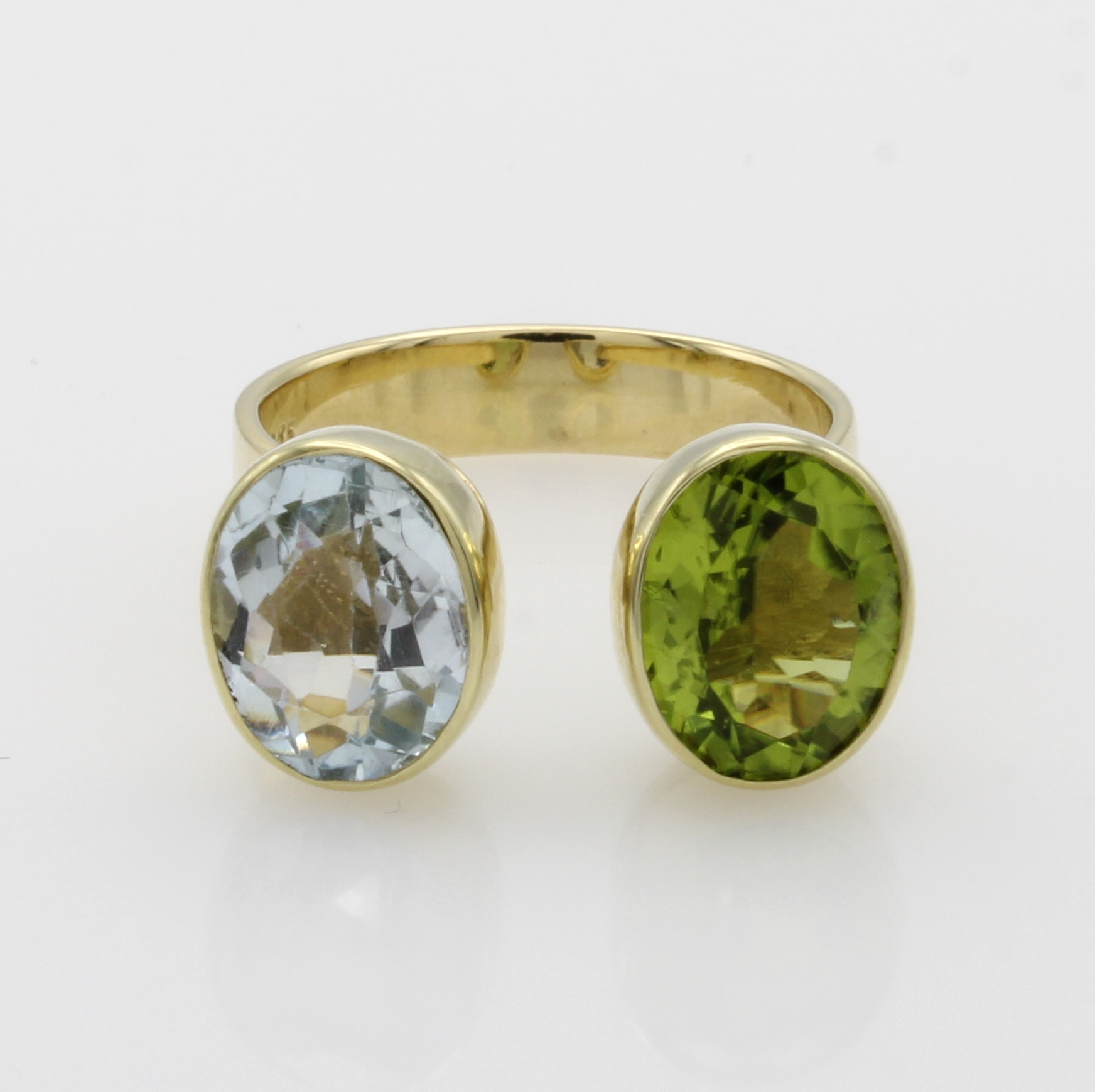 Image 27040993 - Ring mit Farbsteinen, GG 585/000, offen gearb., Aquam. ca. 3 ct, Peridot ca. 2.7 ct, RW ...