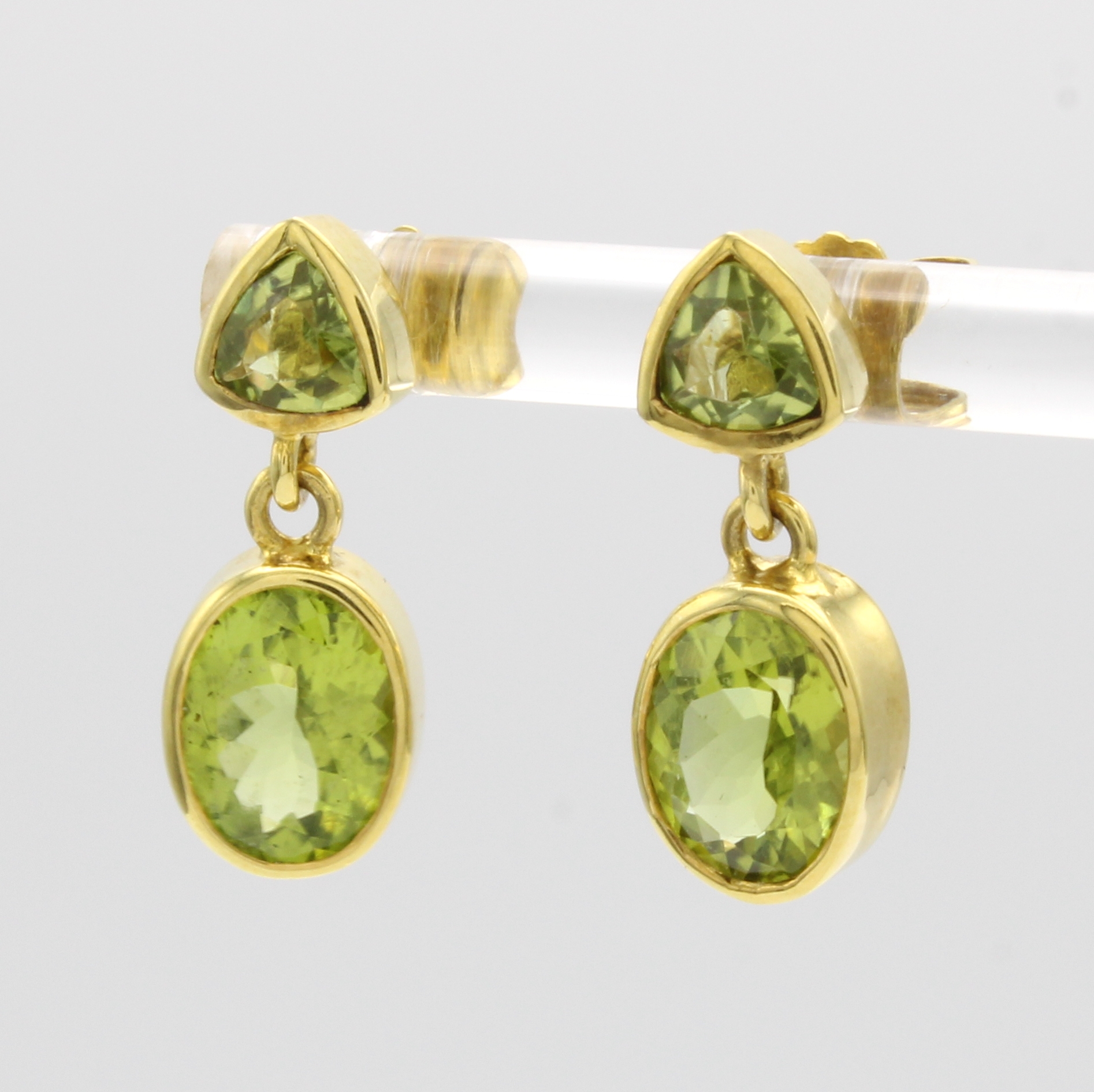 Image 27040994 - Paar Ohrstecker mit Peridots, GG 585/000, 2 dreieckige u. 2 ovale Peridots zus. ca. 4.6 ...