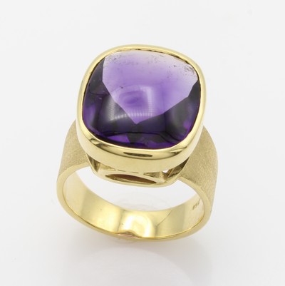 27040922a - Ring mit Amethyst, GG 750/000, z.T. matt., Amethyst im Buff-Top ca. 10.8 ct, RW ca. 57 ...