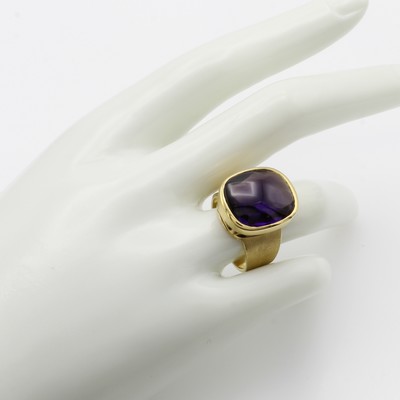 27040922b - Ring mit Amethyst, GG 750/000, z.T. matt., Amethyst im Buff-Top ca. 10.8 ct, RW ca. 57 ...