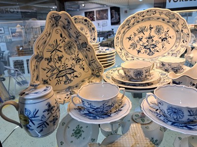 27040938a - Tafelservice, Meissen, 20. Jh., Zwiebelmuster, 6 Menueteller, 6 Suppenteller, 2 ...