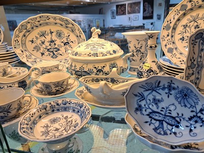 27040938c - Tafelservice, Meissen, 20. Jh., Zwiebelmuster, 6 Menueteller, 6 Suppenteller, 2 ...