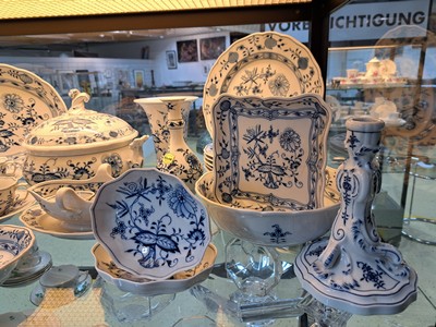 27040938d - Tafelservice, Meissen, 20. Jh., Zwiebelmuster, 6 Menueteller, 6 Suppenteller, 2 ...