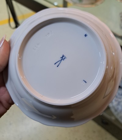 27040938e - Tafelservice, Meissen, 20. Jh., Zwiebelmuster, 6 Menueteller, 6 Suppenteller, 2 ...