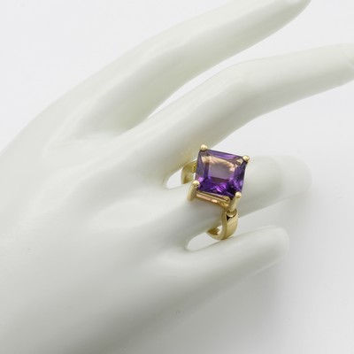 27040939b - Ring mit Amethyst, GG 585/000, Amethyst- carrée in Krappenfassung ca. 13 ct, RW ca. 54 ...
