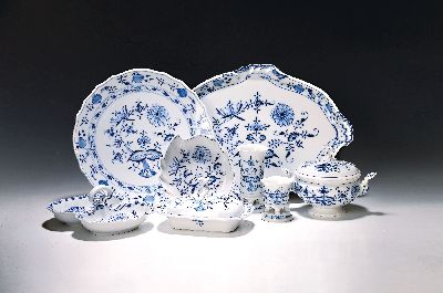 Image 11 Zubehörteile, Zwiebelmuster, Meissen, 20.Jh., Tortenplatte, Tablett, zwei ...