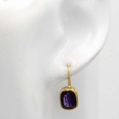27040950a - Paar Ohrhaken mit Amethysten, GG 585/000, 2 Amethyste in glatten Fassungen zus. ca. 8.5 ...
