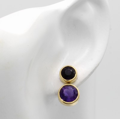 27040951a - Paar Ohrstecker mit Amethysten, GG 750/000, 4 runde Amethyste in glatten Fassungen zus. ...