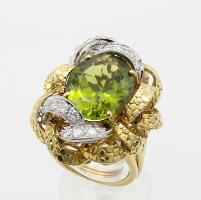27040956b - Ring mit Peridot und Brillanten, GG/WG 750/ 000, ovaler Peridot ca. 9.9 ct, Brill. zus. ...