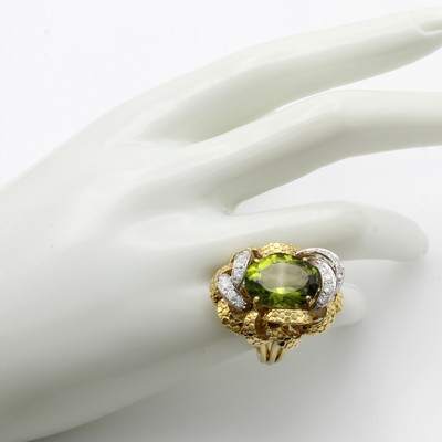 27040956c - Ring mit Peridot und Brillanten, GG/WG 750/ 000, ovaler Peridot ca. 9.9 ct, Brill. zus. ...