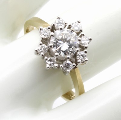 27040968a - Ring mit Brillanten, GG/WG 585/000, Mittel- stein ca. 0.59 ct u. 8 Besatzbrill. zus. ca. ...