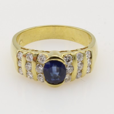 27040983a - Ring mit Saphir und Brillanten, GG 750/000, ovaler Saphir ca. 0.83 ct, 18 Brill. zus. ...
