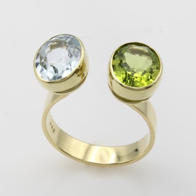 27040993a - Ring mit Farbsteinen, GG 585/000, offen gearb., Aquam. ca. 3 ct, Peridot ca. 2.7 ct, RW ...