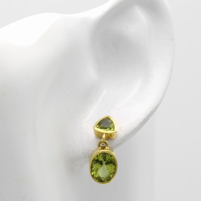27040994a - Paar Ohrstecker mit Peridots, GG 585/000, 2 dreieckige u. 2 ovale Peridots zus. ca. 4.6 ...