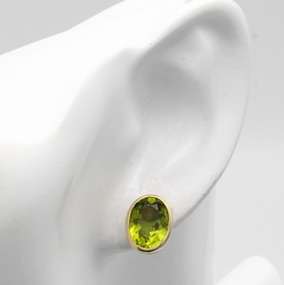 27040995a - Paar Ohrstecker mit Peridots, GG 585/000, 2 ovale Peridots in glatter Fassung zus. ca. ...
