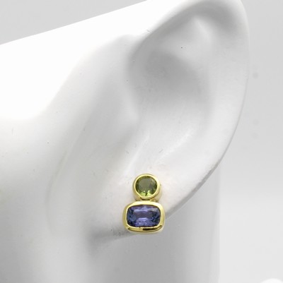 27040997a - Paar Ohrstecker mit Farbsteinen, GG 585/000, 2 Peridots zus. ca. 0.94 ct, 2 Tansanite ...